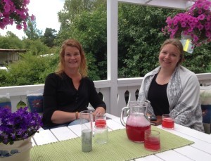 Hemma hos Lina - hemgjord hallonsaft på altanen.