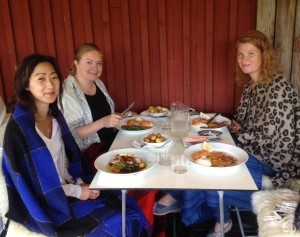 Sen åt vi lunch mitt ute i skogen - Tivedens mat. Så mumsigt.