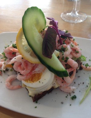 Middag på Idas brygga. Nu ligger jag i sängen och äter godis och kollar på TV.