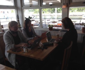 Skrivstuga med vattnet utanför.