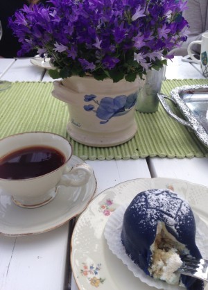 Så SJUKT gott. Kok-kaffe, var har du varit hela mitt liv? Och bakelsen. Jag dog nästan.