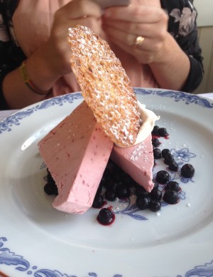 Och sen roffade vi i oss hallon-parfait. Och sen gick jag till rummet och panik-skrev en grej åt USA. Fantastisk dag.