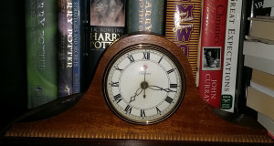 picture of a shelf clock on a bookshelf