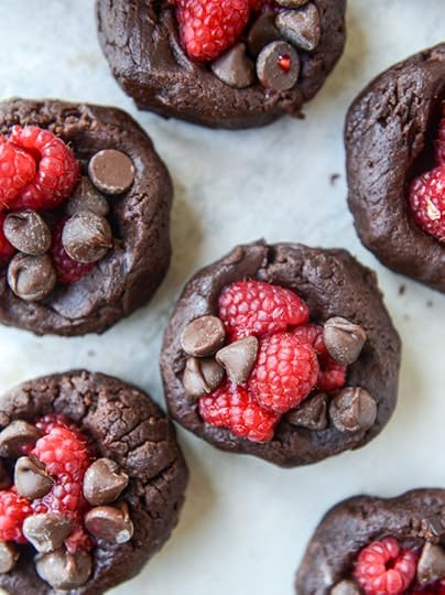 double chocolate chunk raspberry stuffed cookies by @howsweeteats I howsweeteats.com