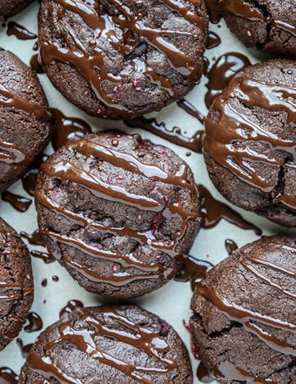 double chocolate chunk raspberry stuffed cookies by @howsweeteats I howsweeteats.com