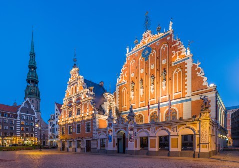 House_of_Blackheads_and_St._Peter's_Church_Tower,_Riga,_Latvia_-_Diliff