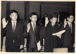 Đọc lời thề Hippocrates Từ trái: Nguyễn Dương, Đỗ Hồng Ngọc,...., Nguyễn Kim Hưng.