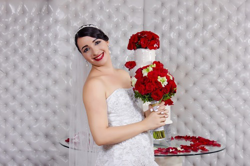 Bride, red bouquet