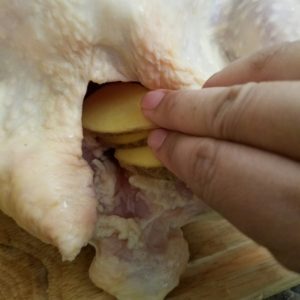 Stuff chicken with slices of ginger