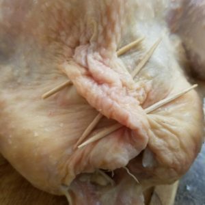 Close chicken with toothpicks