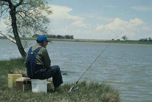 Old_man_fishing.jpg