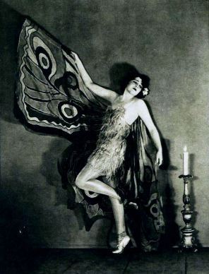 Bebe Daniels giving it all for glamour...