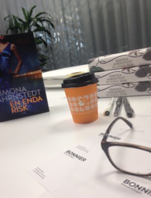 Flitig författare signerar. Och signerar.