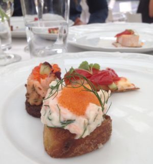 Vi bjöds på snittar (en med skagen, en med lax, en med ost) och jag drack alkoholfritt bubbel)