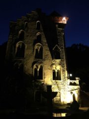 Ein nachts angeleuchtetes Schloss