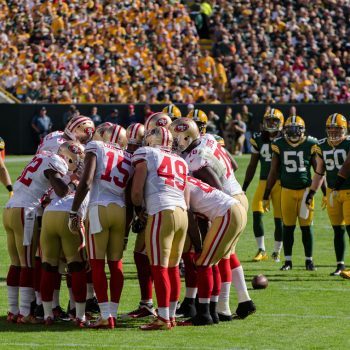 San_Francisco_49ers_huddle_-_San_Francisco_vs_Green_Bay_2012