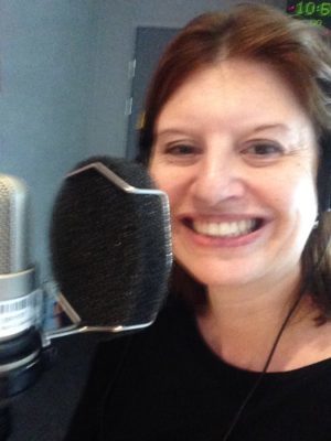 Jag gillar radio. Till exempel behöver man inte sminka sig. Och man pratar live. Det tycker jag om.