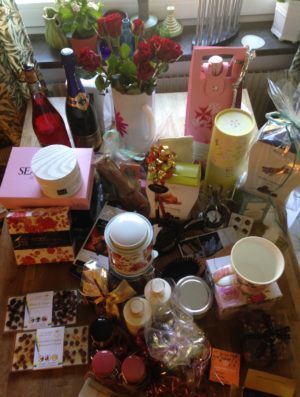 Det var omöjligt att få en bild på alla presenter, så ni får flera bilder.