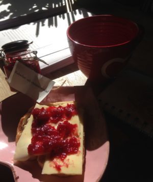 Rostmacka med releasepresent: marmelad med vinbär och rabarber, mums!