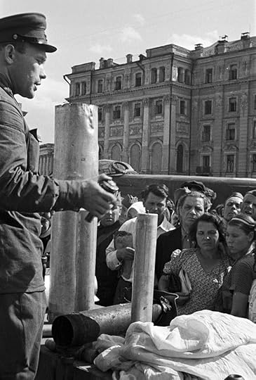 Soviet soldier teaching civilians how to disarm a un-exploded German incendiary bomb, Sverdlov Square, Moscow, 1 Sep 1941 (Russian International News Agency)