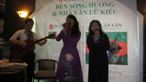 Thầy Thạch đàn cho Hoàng Kim Oanh và cô bạn Trưng Vương hát... Khúc Thụy Du tặng Lữ Kiều.