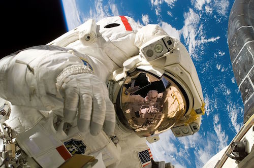 Piers_Sellers_spacewalk.jpg