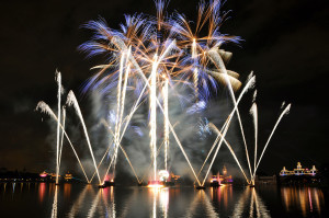 fw1280px-1_epcot_illuminations_2010