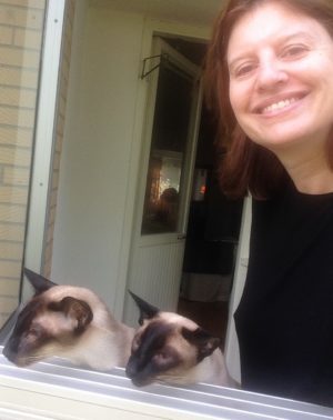 Vi vädrar oss. Tyvärr har jag fortfarande vidrigt mycket byggbuller utanför så jag har alla fönster stängda. Och har migrän varje morgon.