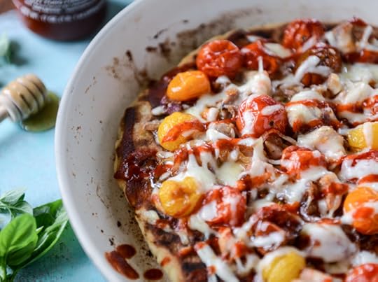 honey sriracha chicken flatbread I howsweeteats.com