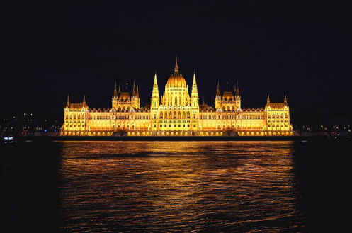 budapest-parlaimant-at-night