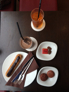 Iced chocolate, two chocolate macaroons, a chocolate eclair, a couple of chocolate almonds, and a chocolate square. And an iced tea for Akemi.