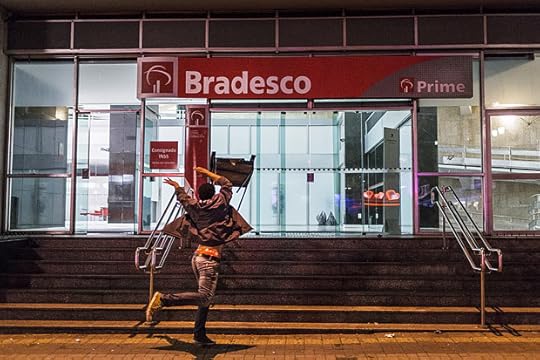 Marginal disfarçado de manifestante ataca agência bancária. Fonte: Folha