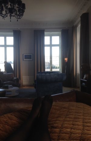 Mina fötter på den STORA sängen. Det var utsikt över slottet och skeppsbron. Så fint.