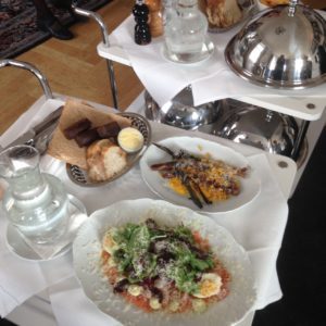 Och så kom lunchen. Jag åt lax med parmesan och fantastisk sallad och ägg och nån gudomlig majo