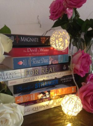 En av mina bokhögar. Läser dels en fackbok om romare, dels började jag på The Magnate. Till min förtjusning utspelar den sig nästan exakt samma tid som min Överenskommelser. Kul!