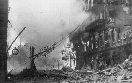 A building on fire in Kiev, Ukraine, 24 Sep 1941 (public domain)