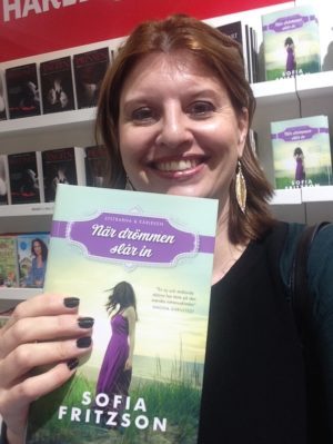 Nu är jag på Bokmässan! Titta! En ny svensk romance! Sofia Fritzson har skrivit denna - hon vann förra årets Harlequin-tävling och nu är den släppt! Med en blurb av mig. Ska köpa ett eget signerat ex imorgon.