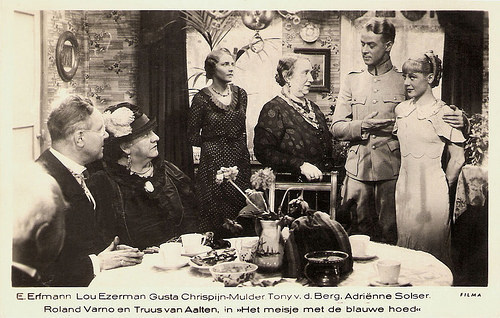 Roland Varno and Truus van Aalten a.o. in Het meisje met den blauwen hoed (1934)
