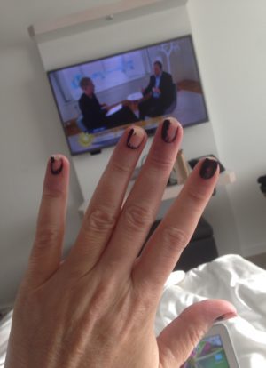 Idag lackar jag om naglarna.