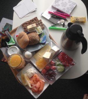 Och äter frukost på rummet.