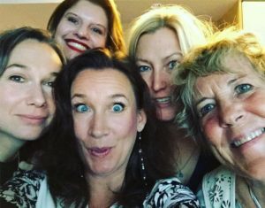 Sen hade vi en liten fest i Susanne Bolls svit. Så himla härligt. Susanne, Pernilla Alm, Sandra Gustafsson och Catharina Ingelman-Sundberg. Helt underbart faktiskt.