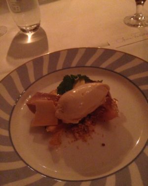 Och sen var det Forum-middag. Jag har alltså inte kommit ihåg att plåta nån mat. Utom den här ljuvliga desserten med glass, nougatmousse och nån äpple-gelé. Middagen var fantastisk. Forum är BÄSTA förlaget ever.