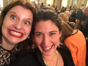 ... vars mobil jag FYLLDE med selfies på min agent och mig, när Carina bad oss ta en bild på HENNE, haha.