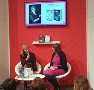 Jag blev intervjuad av min förläggare på scen och sedan blev det signering.