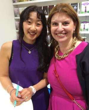 Två romancedrottningar! Sofia Fritzsons bok släpptes på mässan.