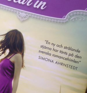 Och jag är så galet stolt över att jag har fått blurba den! Hon var en SUCCÉ på mässan!