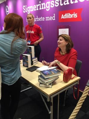 Efter romanceseminariet fick jag signera massor och prata med engagerade romanceläsare.