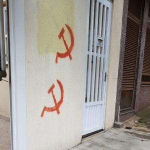 Prédio da professora pichado. Fonte: UOL