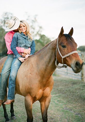 couple on a horse: 