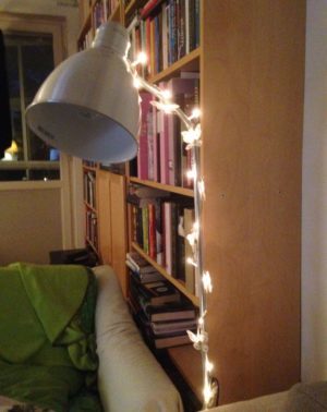 Jag har gjort mig en läshörna. En vanlig lampa fick en fin slinga. Så bra läsplats, läst massor i helgen.